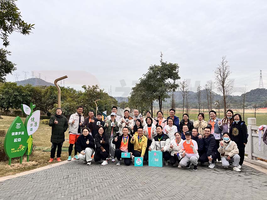 全體參賽人員合影留念，頒發(fā)獎品